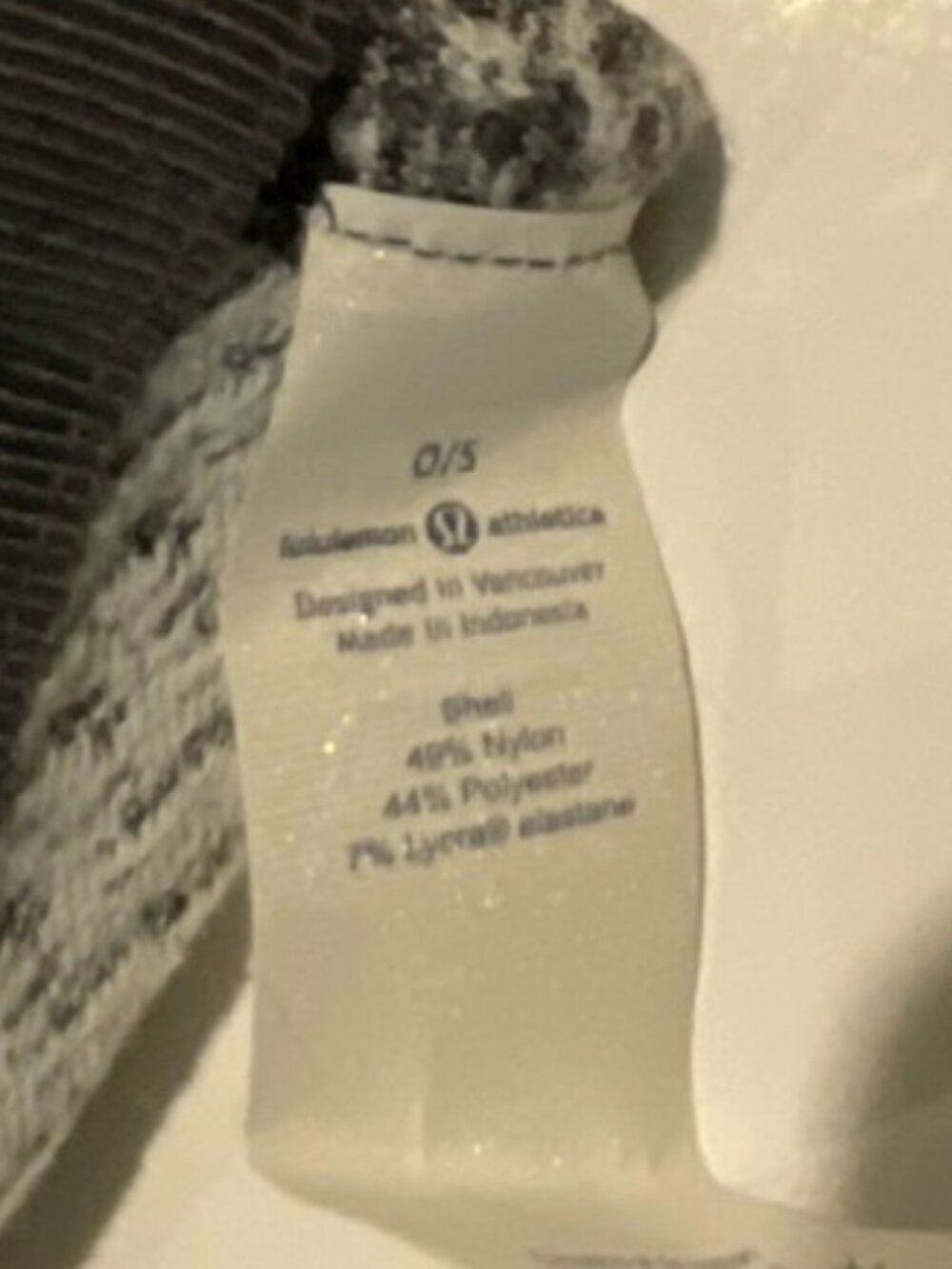 Lululemon Women’s Gray Textured Wrap Scarf w/Snap Closure, Modern Minimal, New - Picture 7 of 7